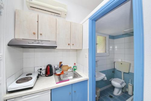 斯科派洛斯ΣΕΡΓΙΑΝΙ ΣΚΟΠΕΛΟΥ的一间带水槽和卫生间的小厨房