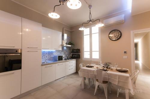 NEW HOME - appartamento in centro storico的厨房或小厨房