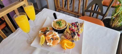 拜圣保罗橙色小栈宾馆的一张桌子,上面放着一盘食物和两杯橙汁
