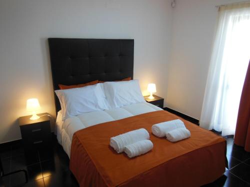 阿尔布费拉Original Apartments的一间卧室配有一张大床和两条毛巾