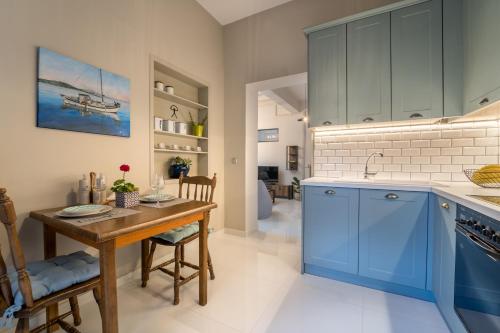 里科索翁Lucas Apartment的厨房配有蓝色橱柜和木桌