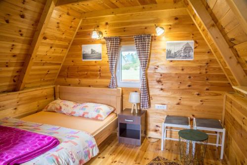 扎布利亚克Cottage Borje的小木屋内一间卧室,配有一张床