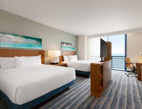 弗吉尼亚海滩维吉尼亚海滩 / 海滨西雅特豪斯酒店的酒店客房设有两张床和一台平面电视。