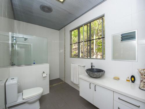 霍斯舒湾马蹄湾景色度假屋的一间带水槽和卫生间的浴室以及窗户。