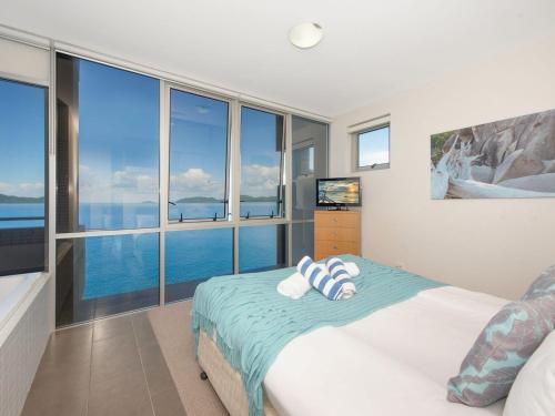 耐莉湾1 Bright Point Apartment 4501的一间卧室设有一张床,享有海景