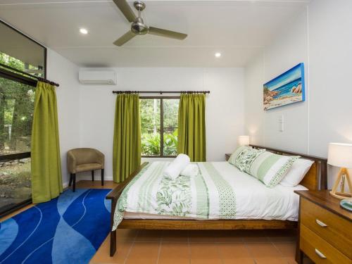 霍斯舒湾太阳鸟度假屋的一间卧室设有一张床和一个窗口