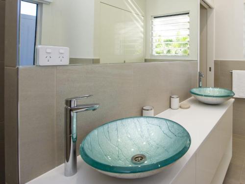 Picnic BayReflections Turquoise Villa 4的一个带蓝色碗水槽的柜台浴室