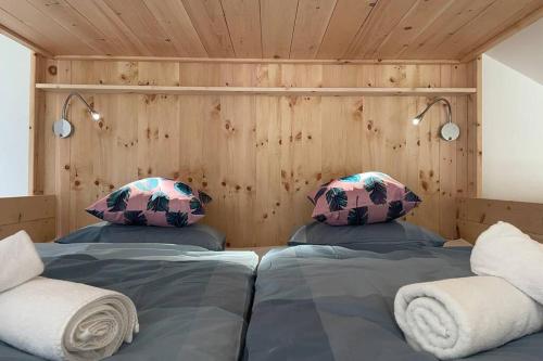 陶普利茨Galerie Wohnung Hechelstein / Top 106的木墙客房的两张床