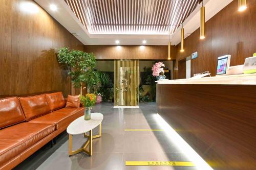 北京北京行舍酒店•礼院（王府井四合院店）的大堂设有棕色皮沙发和桌子