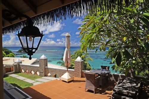 安塞罗亚莱欧丰德梅尔景致酒店的露台享有海景,配有遮阳伞。