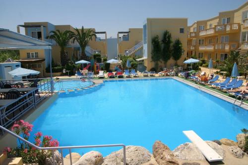 马莱迈富利酒店的度假村内的大型蓝色游泳池