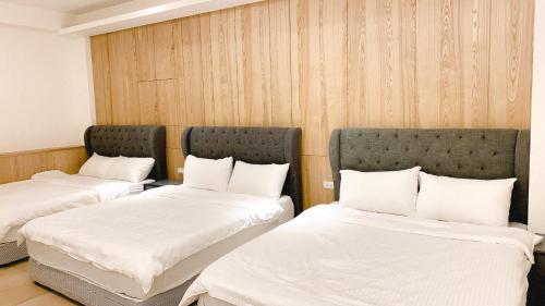 马公好享住民宿的配有2张床的带白色床单和枕头的客房