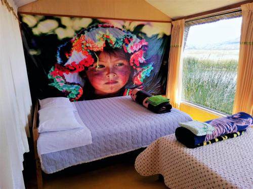 普诺Room in Lodge - Lucsay Titicaca Lodge的一名头戴在床上的孩子