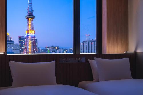 札幌Bespoke Hotel Sapporo的一间卧室享有艾菲尔铁塔的景色