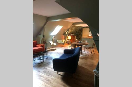 GaucielL’annexe du Manoir的客厅配有沙发和桌椅