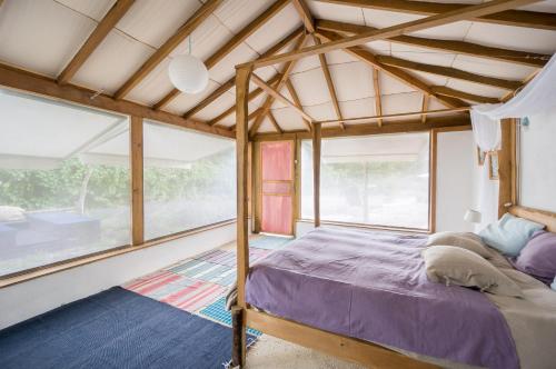 蓬蒂-达巴尔卡Drop-Inn Nature, Relax, Hike and SKATE的一间设有床铺的卧室,位于带窗户的房间内