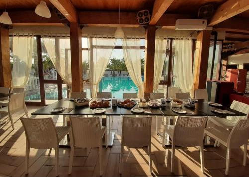 罗迪-加尔加尼科Residence Parco del Sole的一间设有玻璃桌和椅子的用餐室