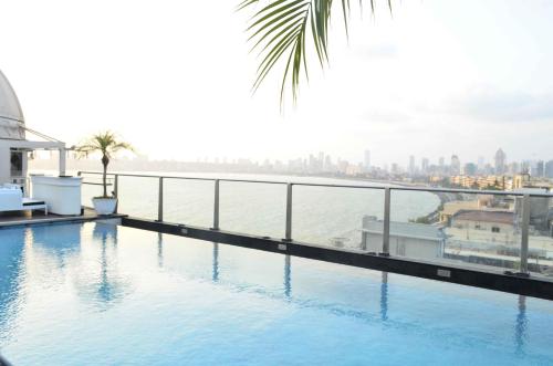孟买马林德莱弗洲际酒店内部或周边的泳池