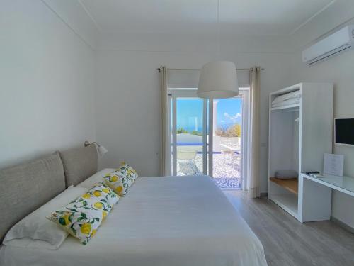 阿纳卡普里La Giuliva Charming Rooms的一间卧室配有一张床,享有海景