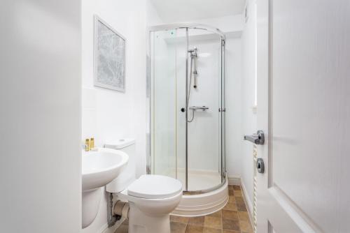 艾尔Elliot Suite No3 - Donnini Apartments的带淋浴、卫生间和盥洗盆的浴室
