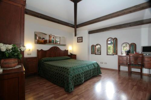 索伦托La Magnolia Sorrento - City Centre Hotel的一间卧室配有一张带绿床罩的床