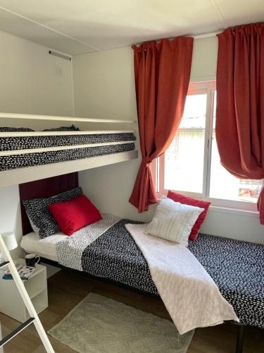 科利科Bungalow Lido的一间卧室设有两张双层床和一扇窗户。