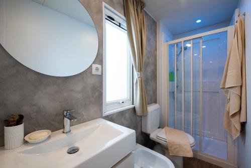 科利科Bungalow Lido的一间带水槽、镜子和卫生间的浴室