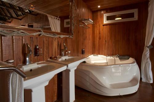 马普托Catembe Gallery Hotel的浴室配有卫生间、盥洗盆和浴缸。