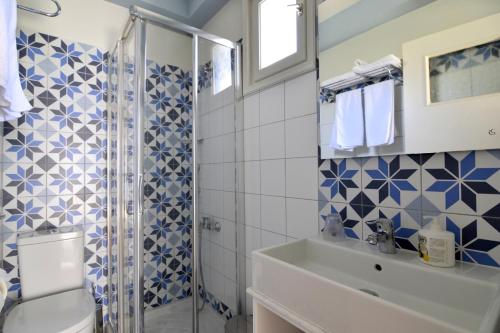 伊奥斯乔拉阿夫拉酒店的带淋浴、卫生间和盥洗盆的浴室