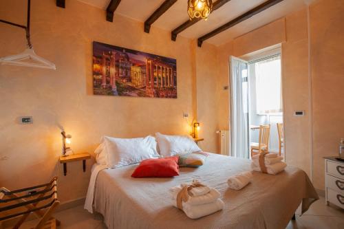 罗马Rogiual的一间卧室配有一张大床和毛巾