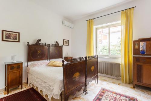 扎费拉纳-埃特内阿At Armando's Home的一间卧室设有一张床和一个窗口