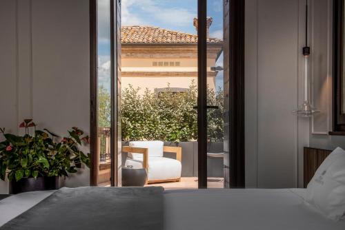 LongianoRelais Villa Margherita的一间卧室配有一张床,享有庭院的景色