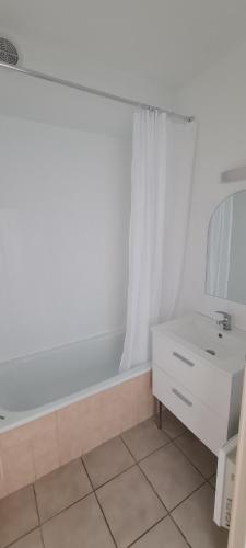 迪涅莱班Residence T2 du Golf de Digne的浴室配有白色浴缸和水槽
