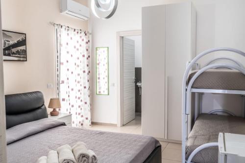 托雷拉皮罗B&B La Torre的一间卧室配有一张床和一张双层床。