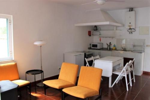 CovelinhasCasa do Rio的一个带橙色椅子和桌子的厨房