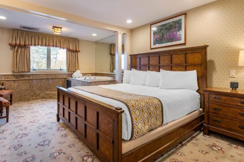 奥甘奎特梅朵梅尔度假酒店的酒店客房设有一张大床和一间浴室。