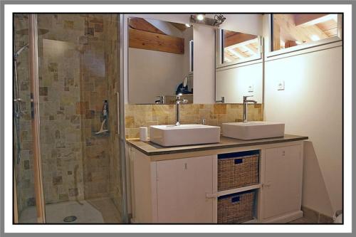 CerdonLES CHAMBRES DE LIANE的一间带两个盥洗盆和淋浴的浴室