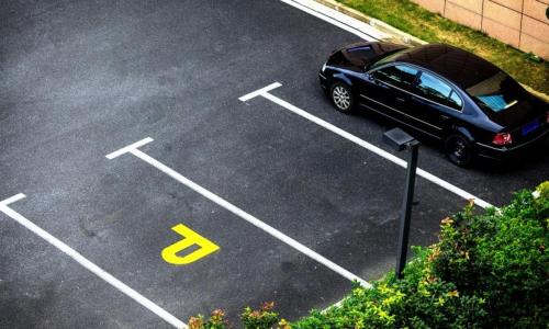 康斯坦察Romantic Tomis Mamaia的停在一个黄色标志的停车场的汽车
