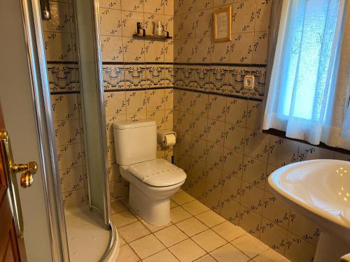 Avín阿尔达酒店的一间带卫生间和水槽的小浴室