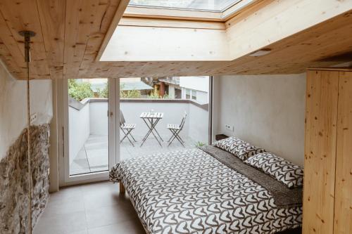 科斯塔沃尔皮诺CIVICO 2的一间卧室配有一张床,阳台配有桌子