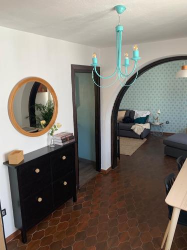 米哈斯Casa Olalla的一间带镜子和吊灯的客厅