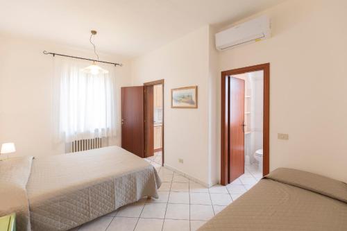 坎普码头HelloElba Appartamento Azzurro的一间带两张床的卧室和一间浴室