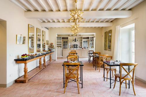 基安蒂格雷夫La Pietra Del Cabreo的一间带桌椅和吊灯的用餐室