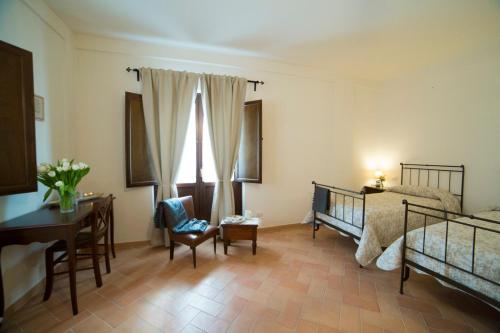 MontefrancoConvento San Bernardino的一间卧室配有一张床、一张桌子和一把椅子