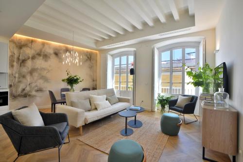 加的斯Plaza Mina Suites - Adults Recommended by Luxury Suites Cadiz的客厅配有白色的沙发和椅子