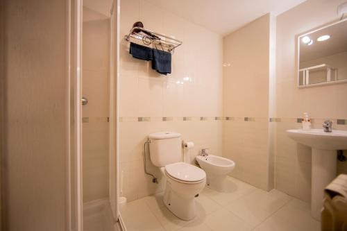 欧德鲁佐Noja Rooms的浴室配有卫生间、盥洗盆和淋浴。
