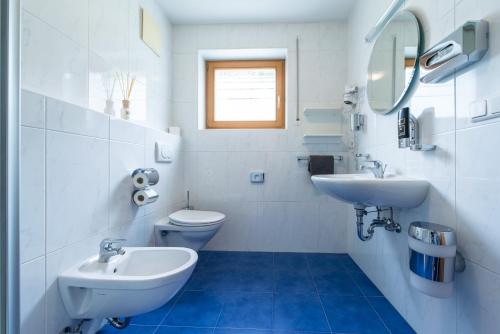 卡迪皮特拉宋佳酒店的白色的浴室设有2个盥洗盆和1个卫生间。