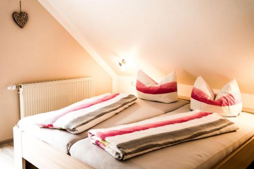 巴特彼得斯塔尔-格里斯巴赫Paradies im Schwarzwald的一间卧室配有两张带枕头的床。