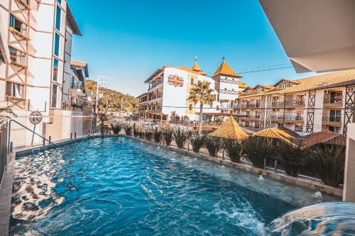 皮拉图巴Hotel Recanto Do Rouxinol的一座位于城市的游泳池