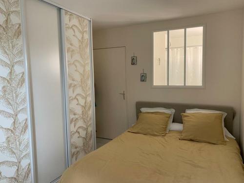 Appartement REZ DE JARDIN avec SPA entre la MER et Montpellier 10mn客房内的一张或多张床位